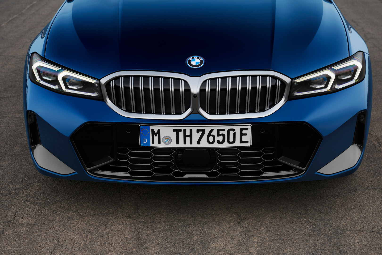 SMALL_P90462550_highRes_the-new-bmw-330e-tou